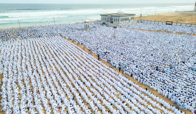Senegal'de Ramazan Bayramı namazı 'beyazlar içinde' kılındı