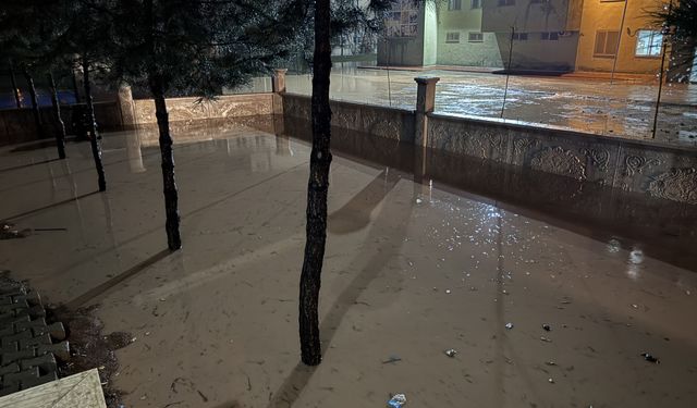 Siirt'in Kurtalan ilçesinde sağanak etkili oldu