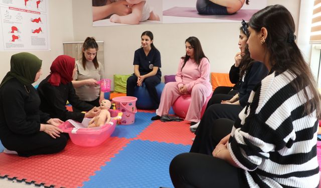 Siirt'te anne adayları gebe okulundaki eğitimlerle normal doğuma teşvik ediliyor