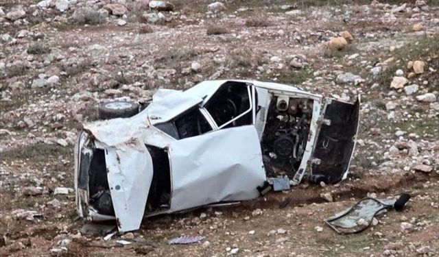 Siirt'te devrilen otomobildeki 3 kişi yaralandı