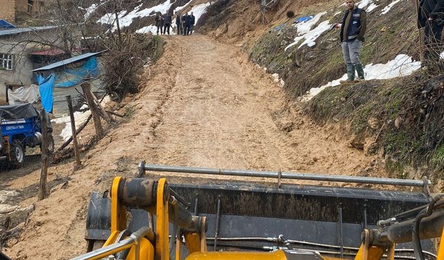 Siirt'te karda mahsur kalan 15 araç kurtarıldı