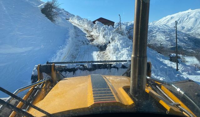 Siirt'te kardan kapanan 20 yerleşim yerinin yolu ulaşıma açıldı