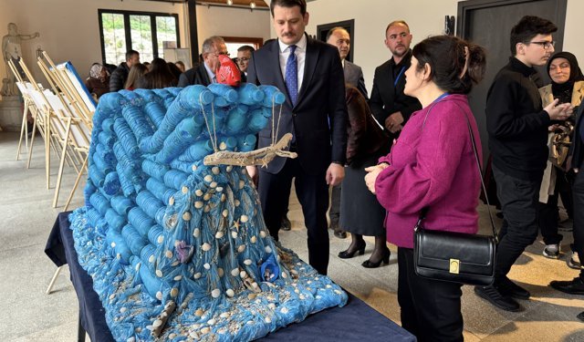 Sinop'ta öğrenciler sahil atıklarından yaptıkları çalışmalarla 'temiz deniz' mesajı verdi