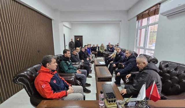 Şırnak Valisi Ekici, sağanaktan etkilenen Kasrik beldesini ziyaret etti