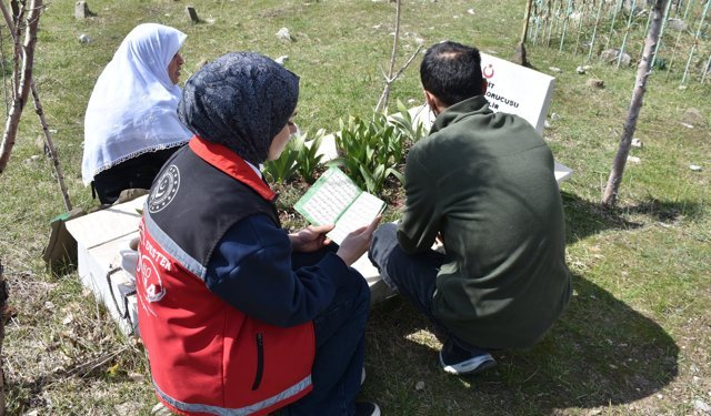 Şırnak'ta bayram öncesi şehit mezarlarında bakım ve onarım yapılıyor