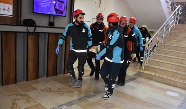 Şırnak'ta Deprem Haftası kapsamında farkındalık eğitimi ve tatbikatı yapıldı