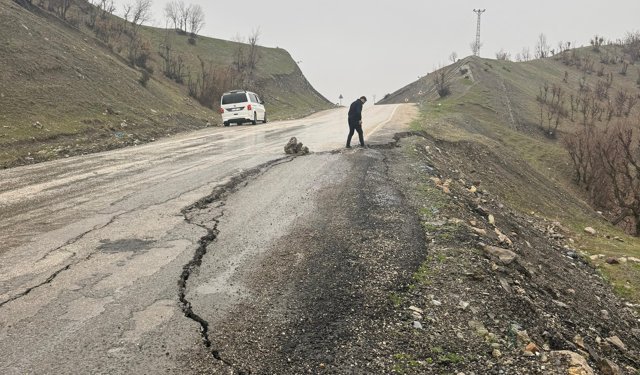 Şırnak'ta yağış nedeniyle belde yolunda çökme meydana geldi