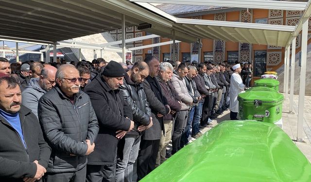 Sivas'ta 15 yaşındaki çocuğun öldürdüğü babası ve ağabeyinin cenazeleri defnedildi