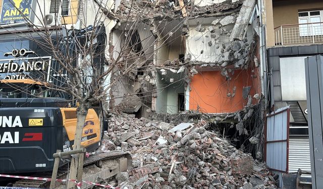 Sivas'ta bir binanın yıkımı sırasında zarar gören bitişiğindeki binada 21 daire tahliye edildi