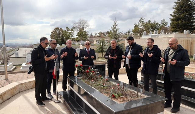 Sivas'ta meslektaşları gazeteci İsmail Güneş'i kabri başında andı