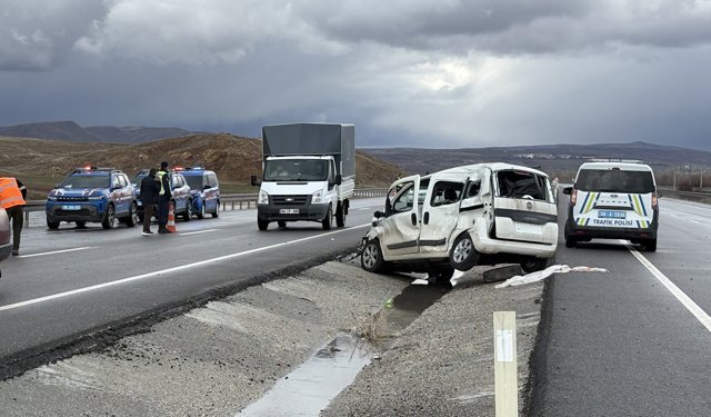 Sivas'ta tır ile hafif ticari aracın çarpıştığı kazada 1 kişi ağır yaralandı