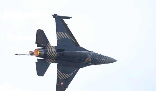 SOLOTÜRK Çanakkale'de gösteri uçuşu yaptı