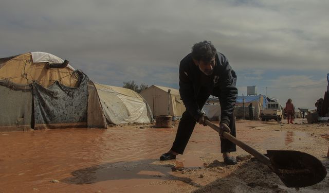 Suriye'de Halep'in kuzeyinde sel nedeniyle sığınmacıların kampları su altında kaldı