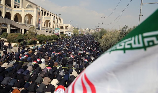 Tahran'da cuma namazının ardından toplanan kalabalık ABD ve İsrail'i protesto etti