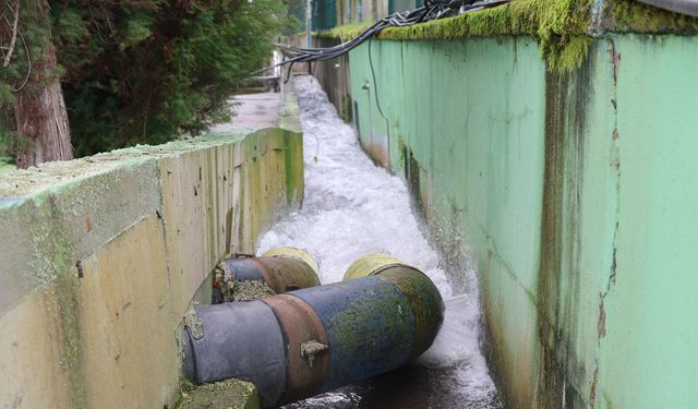 Tam doluluk seviyesine ulaşan Yuvacık Barajı'ndan salınan su Sapanca Gölü'ne aktarılıyor