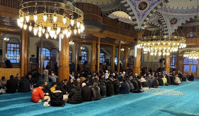 Tarihi camide yıllardır 'Ümmet İftarı' aynı sofrada buluşturuyor