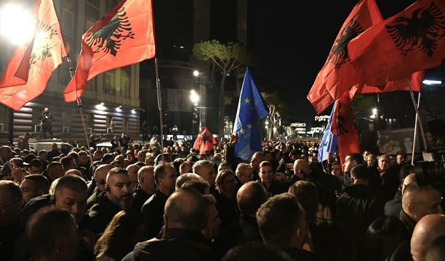 Tiran'da binlerce kişi Rama hükümetinin istifasını istedi