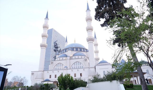 Tiran'daki Namazgah Camisi'nde iftar programı düzenlendi