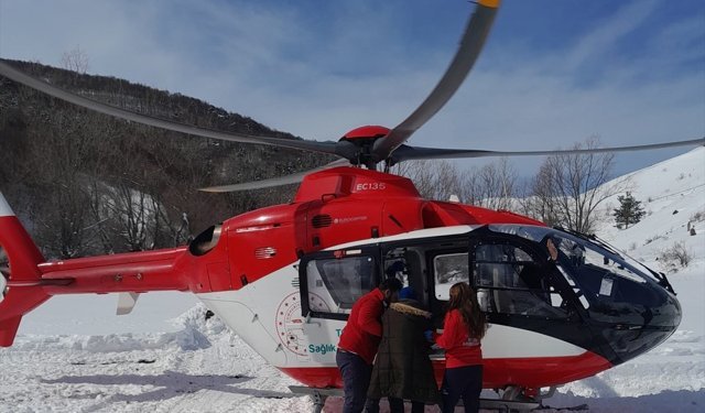 Tokat'ta kar nedeniyle yolu kapanan köydeki hasta ambulans helikopterle hastaneye kaldırıldı