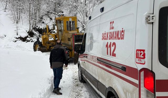 Tokat'ta kara saplanan ambulansı İl Özel İdaresi ekipleri kurtardı