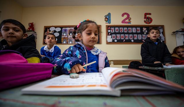 Torunu sayesinde 70 yaşında okuma yazma öğreniyor