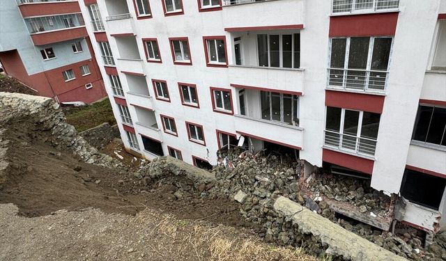 Trabzon'da istinat duvarının çökmesi sonucu bir bina zarar gördü