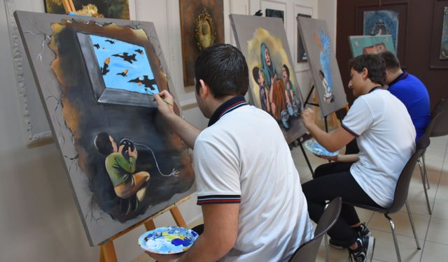 Trabzon'da lise öğrencileri 'Savaşın Çocukları' adlı sergi için resim yapıyor