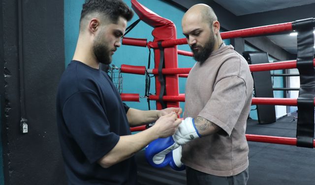 Trafik kazasında ağır yaralanan boksör azmiyle ringlere döndü