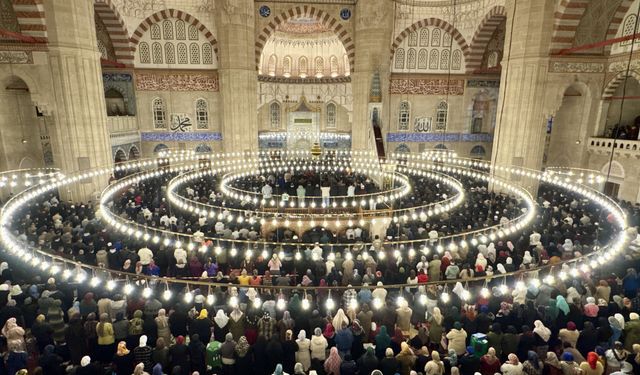Trakya'daki camilerde Kadir Gecesi dualarla idrak edildi