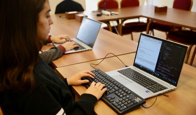 TÜBİTAK Fen Lisesi özel eğitim programlarıyla öğrencileri bilim olimpiyatlarına hazırlıyor