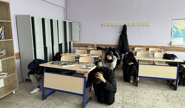 Tunceli'de 'Deprem Haftası'nda öğrencilere afet ve acil durum eğitimi veriliyor