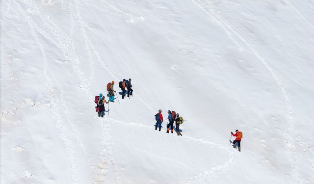 Tunceli'de kış tırmanışı yapan dağcılar 3 metrelik karda zorlu yolculuğa çıkıyor