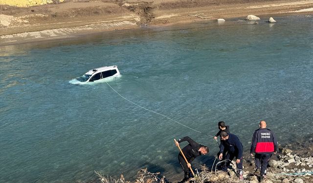 Tunceli'de köprüden Munzur Çayı'na düşen otomobilin sürücüsü kurtarıldı