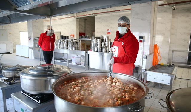 Türk Kızılay, Doğu'da yüzlerce aileye iftarda sıcak aş ulaştırıyor