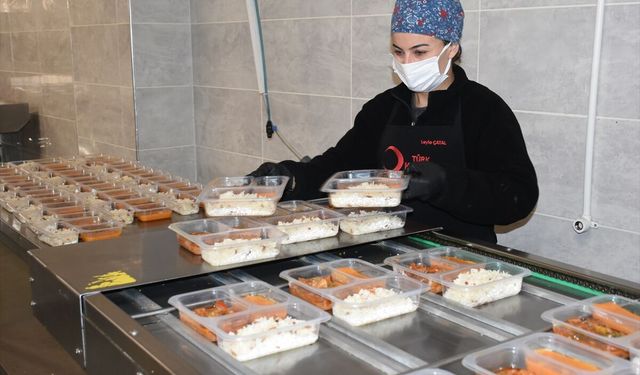 Türk Kızılay Malatya Şubesi her gün 1500 kişiye iftarlık dağıtıyor