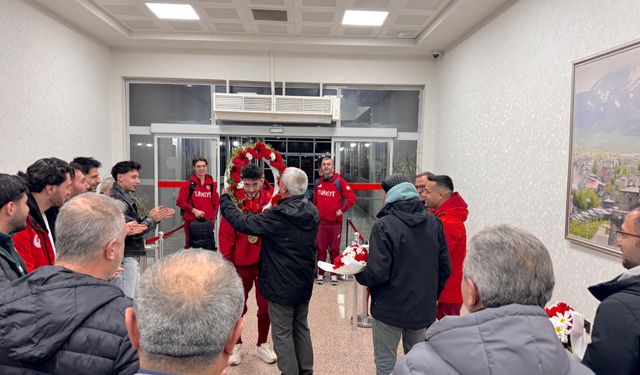Türk spor tarihine geçen Furkan Akar, Erzurum'da çiçeklerle karşılandı