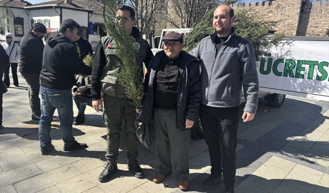 Türkiye'nin orman gücüne destek olmak için Sinop'ta vatandaşlara 5 bin 700 fidan verildi