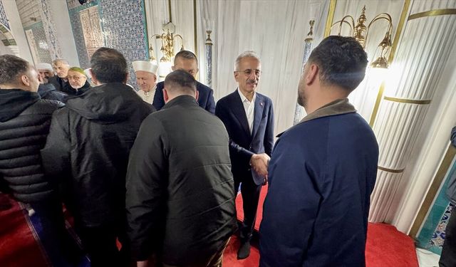 Ulaştırma ve Altyapı Bakanı Uraloğlu, bayram namazını Trabzon'da kıldı