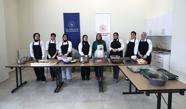 Üniversite öğrencileri 'Ninemin Tarifleri Atölyesi' ile yöresel yemekleri öğreniyor