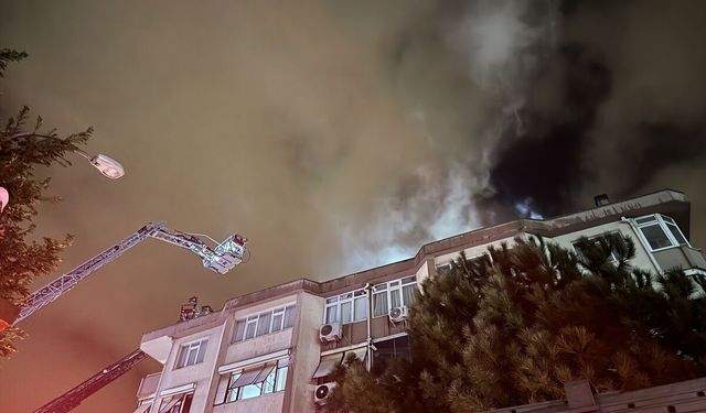 Üsküdar'da 5 katlı apartmanın çatı katında çıkan yangın söndürüldü