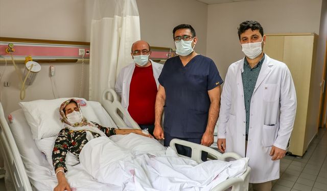 Van depreminde yakınlarını kaybetti, Malatya'da yüzlerce depremzedenin yardımına koştu