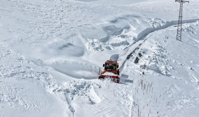 Van'da ekipler kapalı yolları açmak için metrelerce karla mücadele ediyor