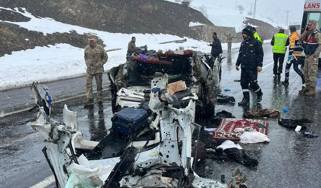 Van'da otomobil ile tırın çarpıştığı kazada 2 kişi öldü, 3 kişi yaralandı