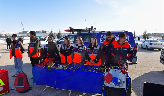 Van'da üniversite öğrencileri afetlere karşı bilgilendiriliyor