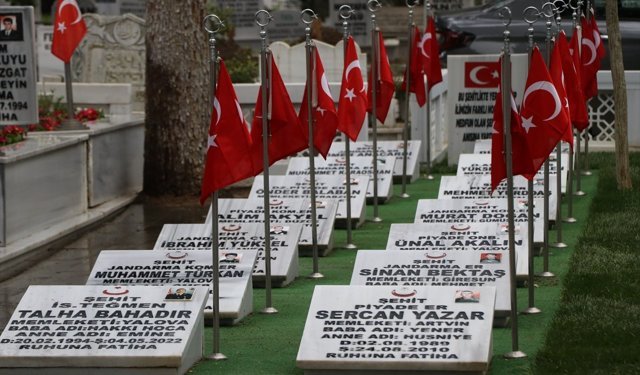 Yalova'da şehitliklerde bakım, onarım ve temizlik çalışması yapıldı