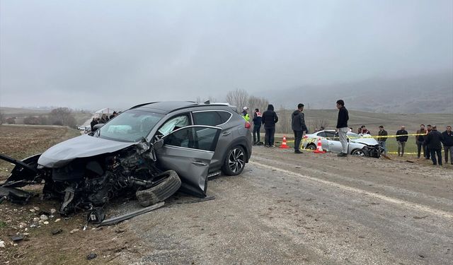 Yozgat'ta iki otomobilin çarpışması sonucu 1 kişi öldü, 5 kişi yaralandı