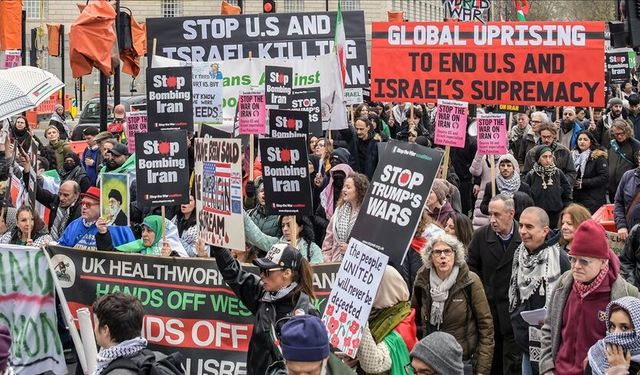 İngiltere'de savaş karşıtları, ABD'nin Londra Büyükelçiliğine yürüdü