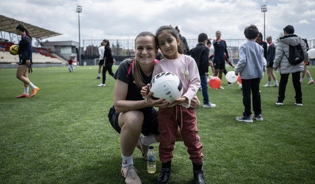 ABB FOMGET'li futbolcular, ihtiyaç sahibi çocuklarla buluştu