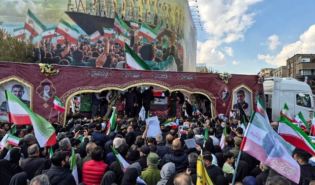 ABD-İsrail saldırısında ölen Devrim Muhafızları Komutanı Tengsiri için Tahran'da cenaze töreni düzenlendi
