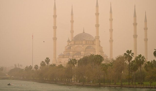 Adana, Mersin ve Hatay'da toz taşınımı etkili oldu